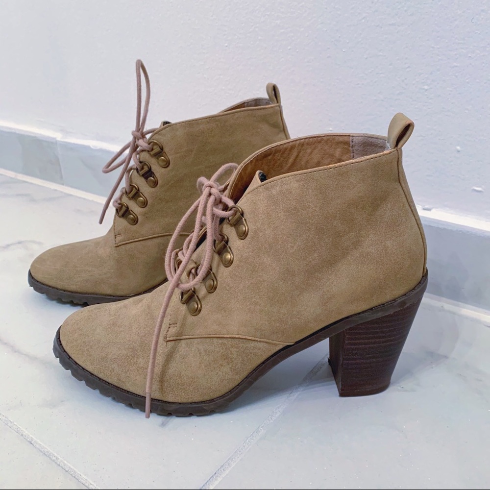 ❌ SOLD ELSEWHERE Lace up tan faux suede ankle boot